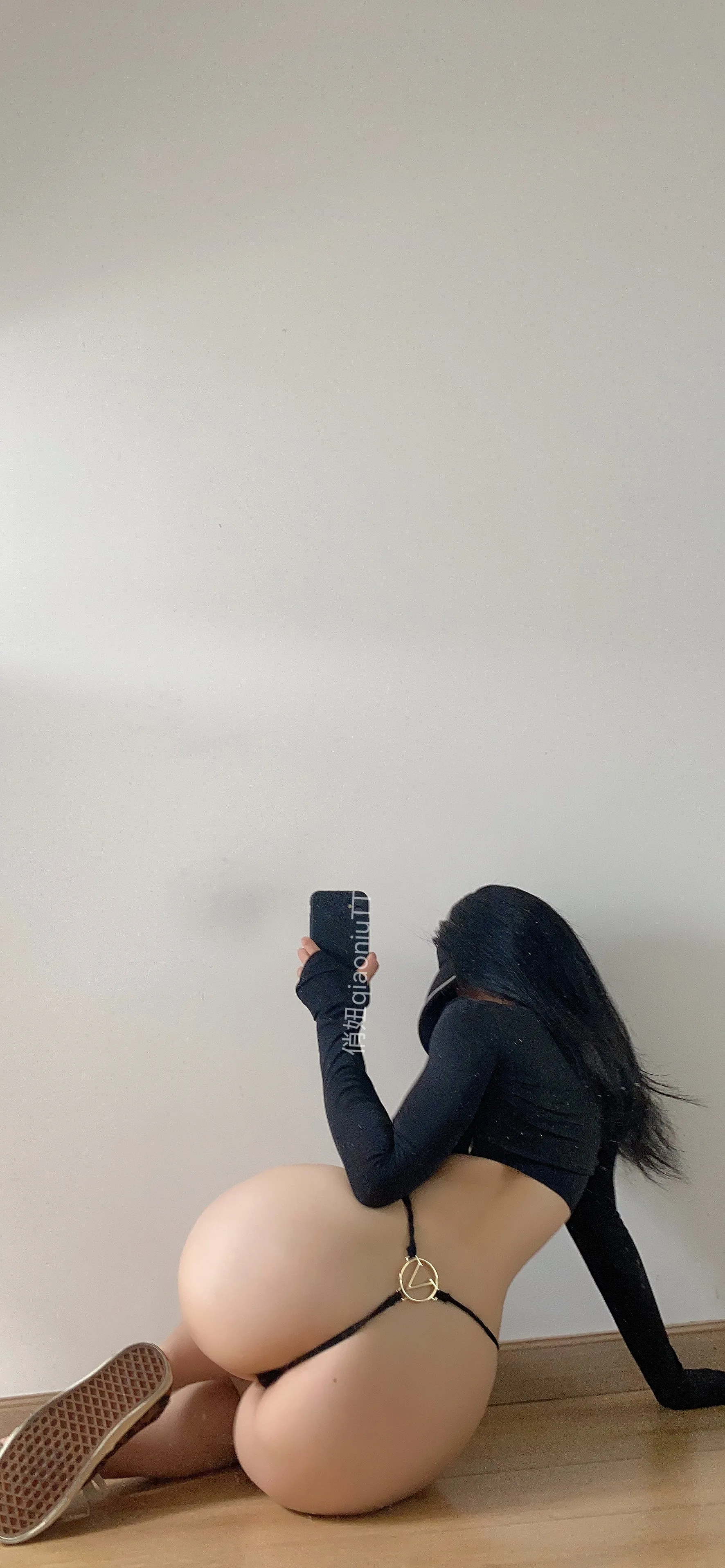 俏妞qiaoniuTT – 自拍后视蜜桃臀 10P